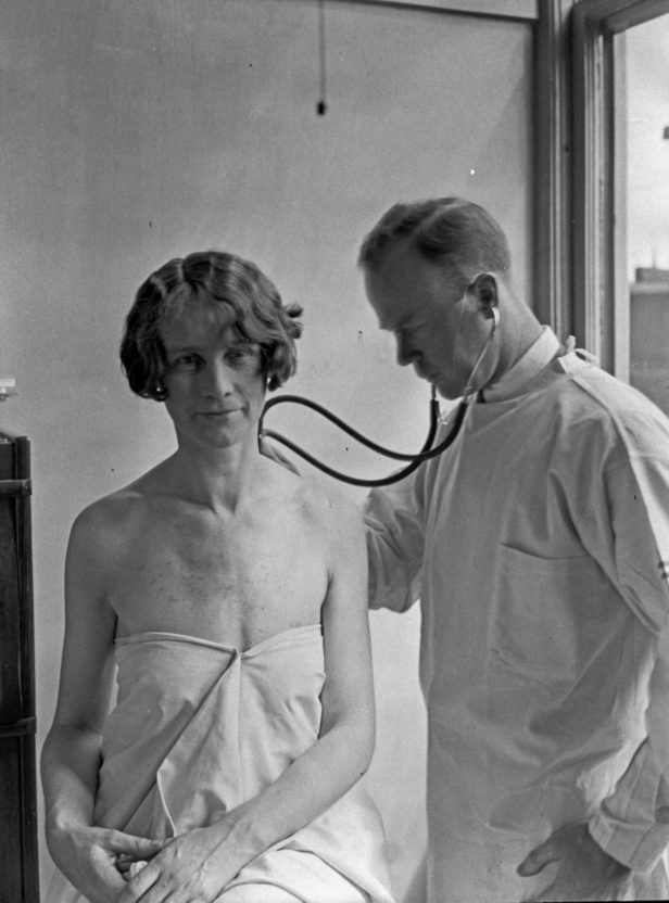 Doktor s pacientkou v městské nemocnici, na oddělení tuberkulózy, rok 1927.