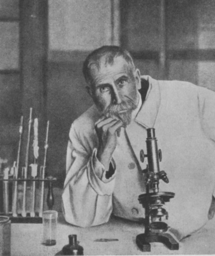 Lovec mikrobů Pierre Paul Emile Roux, snímek z roku 1926. Volné užití