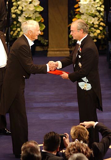 William Knoiwles přebírá Nobelovu cenu, rok 2001.